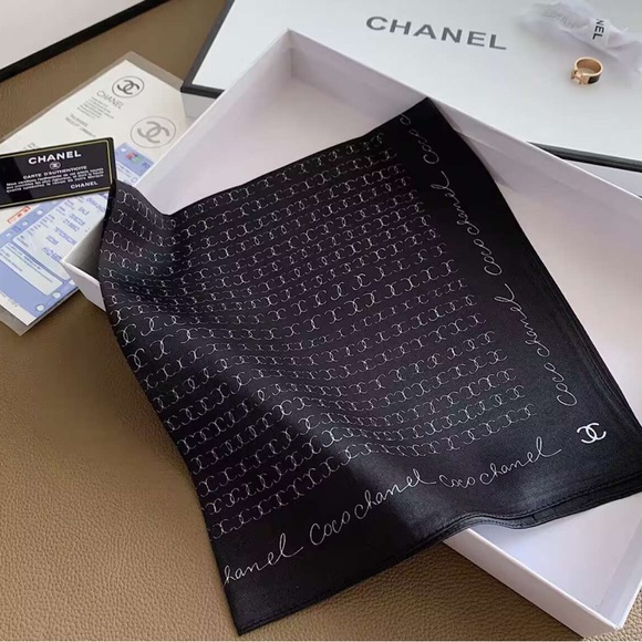 CHANEL Glossy Black Sandals - Picture 5 of 6